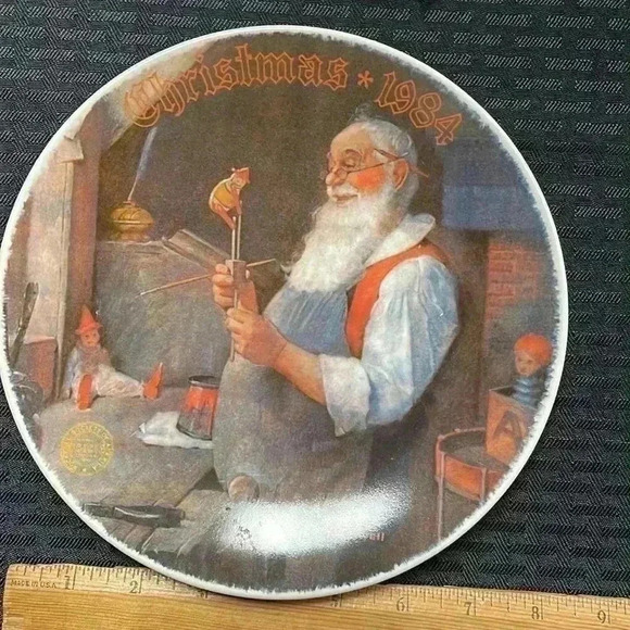 Holiday plate. 1984. Santa in his workshop. - Picture 5 of 8